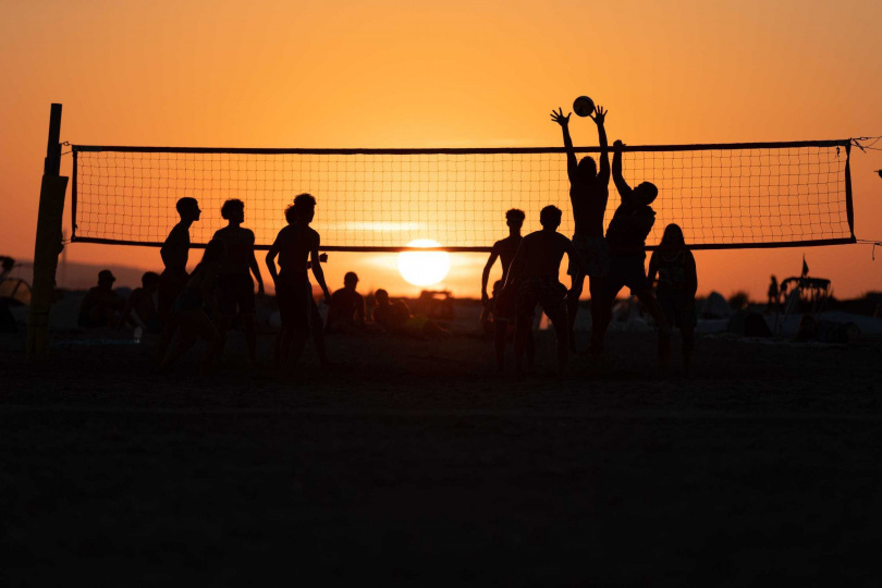 艷陽下的熱血競賽「排球對話」，沙灘草地排球刺激緊張。（圖／草字頭提供）
