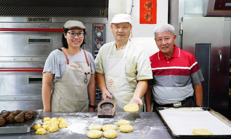 新台灣餅舖第二代老闆盧昆常（右起）、漢餅師傅劉光邦、第三代老闆盧雅羚。