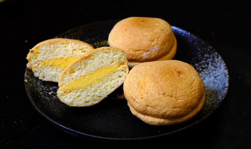 源自法文（bouchée）的「浮雪餅」夾了奶油乳酪內餡，龜裂表面還有如雪花紛飛的糖霜。
