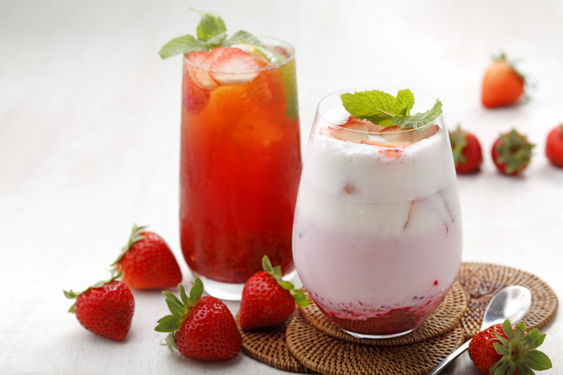 草莓口味飲品「草莓香檸冰茶」與「草莓優格歐蕾」。（圖／杏桃鬆餅屋提供）