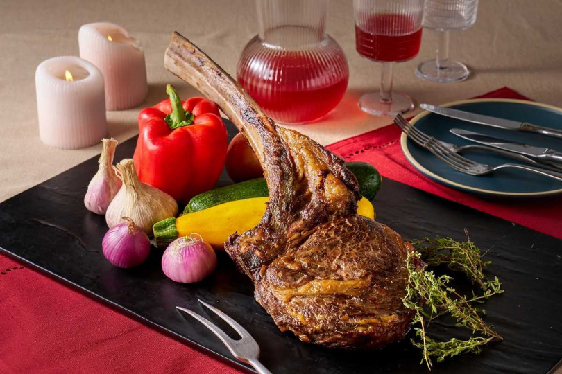 六福萬怡再推出33盎司的「爐烤澳洲戰斧牛排」，精選油脂勻稱、油花分布均勻，口感細緻的澳洲穀飼牛。