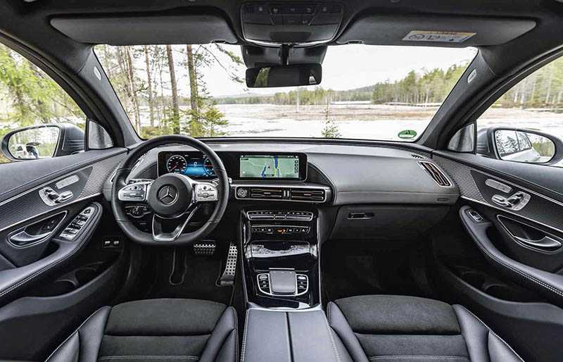 內裝與新世代的賓士車款風格相似，兩個10.25吋儀表板與中控顯示螢幕一氣呵成。（圖／車商提供）