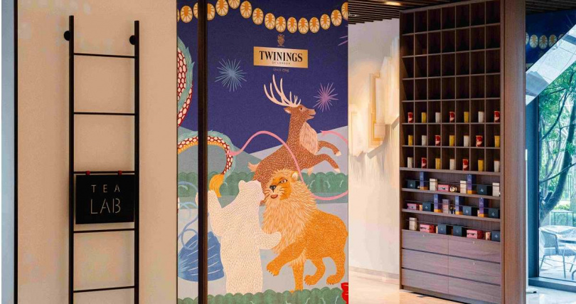 唐寧茶斥資將Pippa的紙雕創作放大為高度超過7公尺的巨型壁飾裝飾於Tea Lab大門。