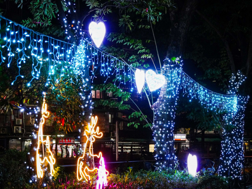 中港大排浪漫點燈，並搭配麋鹿、小白兔等可愛俏皮的動物燈飾，將新莊中港大排華麗變身為耶誕氣氛滿滿的必拍景點。（圖／新北市政府提供）