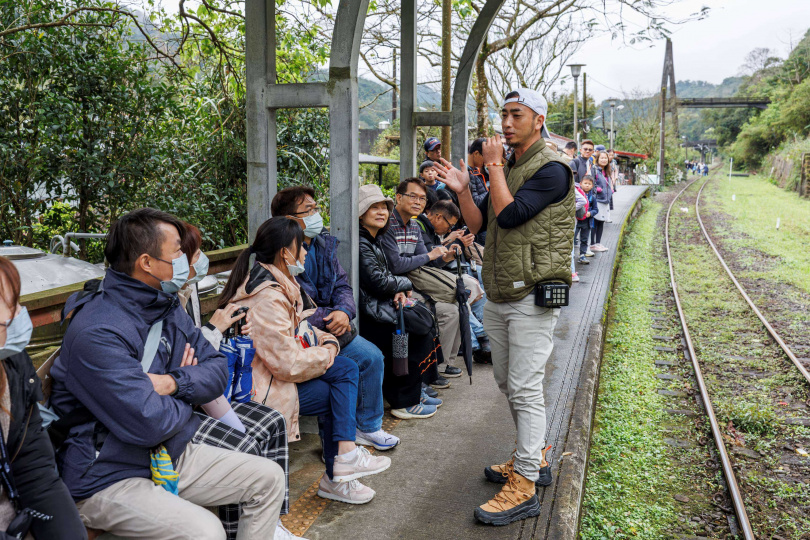 蛇年好旅遊「699體驗遊」規劃4條路線，由在地嚮導帶領大家走訪平溪、十分及菁桐等各大景點。（2024年資料照，圖／新北市政府觀光旅遊局提供）