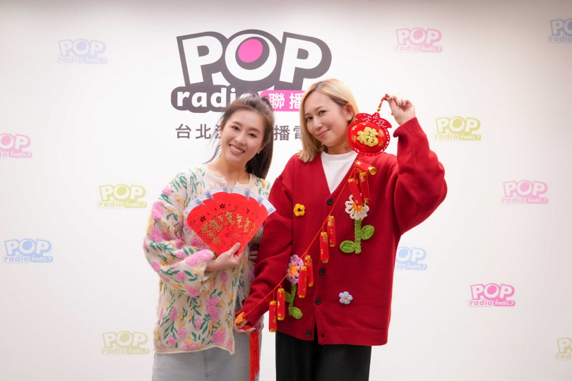 瑪菲司(右)與主持人Emily(左)展開「叫賣對決」。(圖/POP Radio提供)