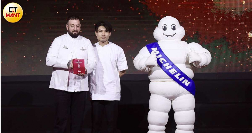 從入選名單晉升一星的義式餐廳「FRASSI」主廚Iacopo Frassi(左)。(圖/侯世駿攝)