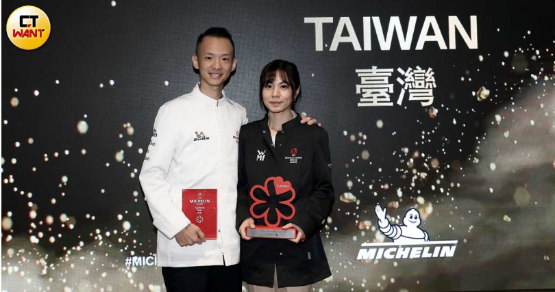 今年獲得一星的高雄「方蒔」夫妻檔主廚蔡中和(左)、獲得「米其林指南服務大獎」的餐廳外場經理兼侍酒師陳玉錡。(圖/侯世駿攝)