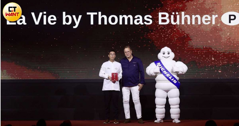 當代歐陸料理餐廳「La Vie by Thomas Bühner」參與經營的德國三星名廚Thomas Bühner(右)與港籍行政主廚楊展浩。(圖/侯世駿攝)