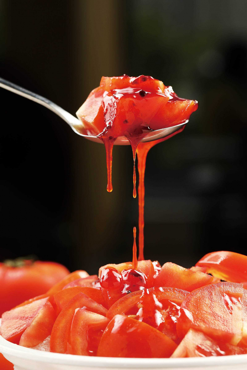 「番茄梅子冰」的冰鎮切片鮮番茄，淋上自家釀的梅子醬，酸甜回甘好消暑。（65元）（圖／于魯光攝）