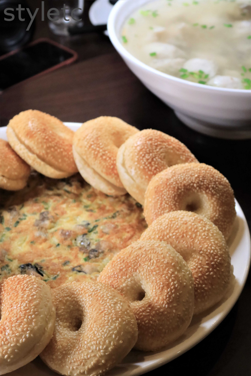 馬祖著名的繼光餅，夾入蚵仔煎蛋是最道地吃法。（350元／桌菜）（圖／官其蓁攝）