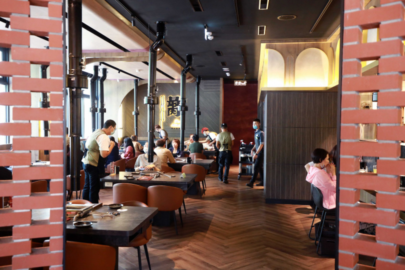 一樓用餐區融合美式紅磚與日式木質元素，想打造現代和洋風設計。（圖／趙文彬攝）