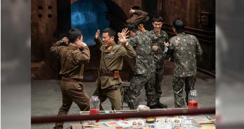 片中，北韓軍人大跳女團「Brave Girls」的爆紅神曲〈Rollin'〉。（圖／采昌國際多媒體提供）