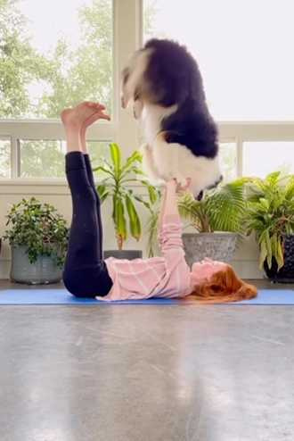 狗狗與女子上演雙人瑜珈。（圖／翻攝自IG）