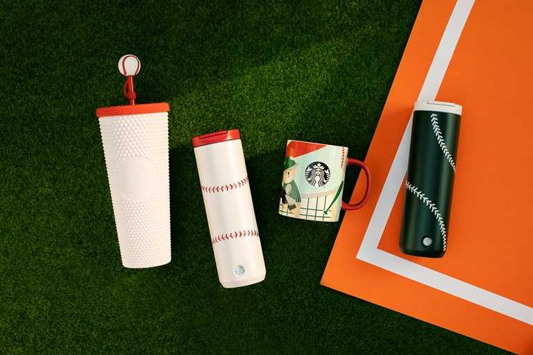 首間結合運動主題的松竹洲際門市，商品設計或是選用棒球的紅白色或是運用品牌綠色，搭配棒球縫線，推出兩款不鏽鋼杯。