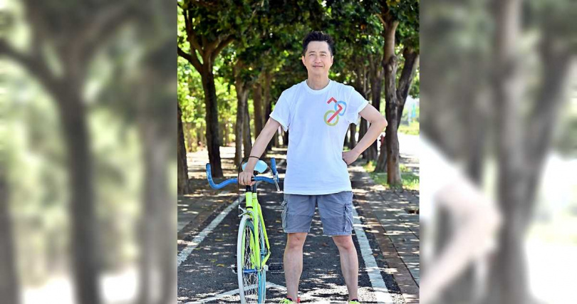 庾澄慶拍攝MV，頂著艷陽連騎近3小時的單車。（圖／福茂唱片提供）