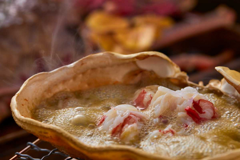 道地和食料理手法「甲羅燒」，以蟹殼燉煮蟹膏、蟹腳原汁原味。© The Ukai Taipei