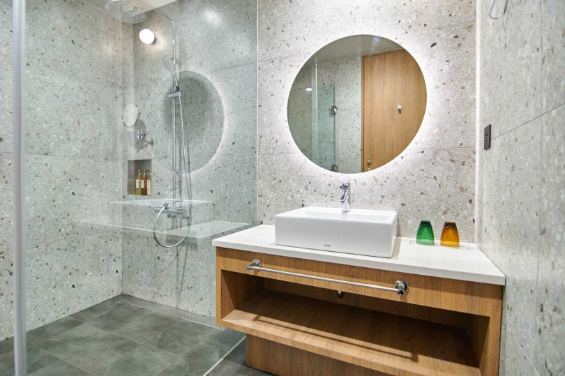 飯店提供極致寬敞的入住體驗，備有乾濕分離的衛浴空間、空氣清淨器等！