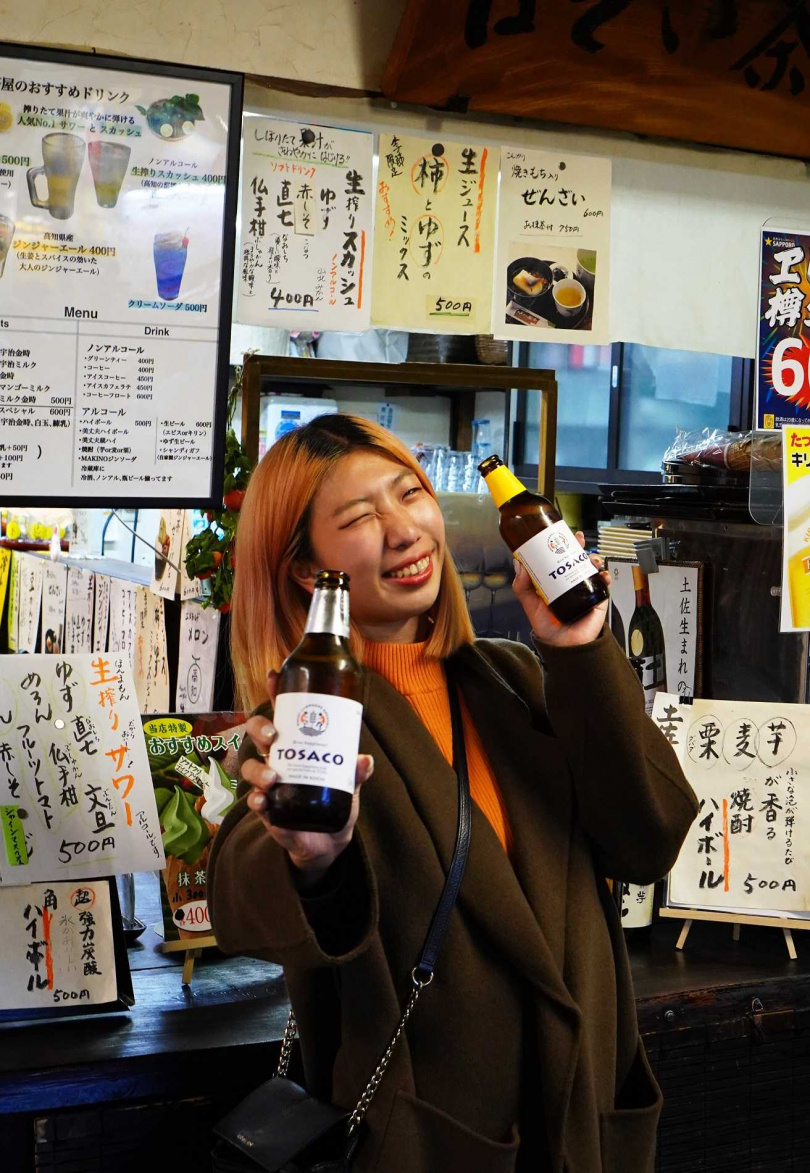 精釀啤酒「TOSACO」以不少高知原料釀酒，頗受年輕人喜愛，在弘人市場也可輕易買到。（依通路與品項約690～1,000日圓不等，圖／魏妤靜攝）