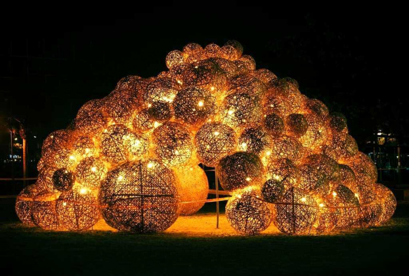 游文富的作品《無限圓》以眾多的圓與球體來呈現年節的氣氛，也有團圓、圓滿、和諧、完美的意義。