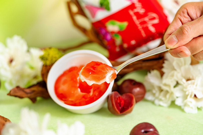 「杏仁日本李子」使用香味濃郁的長野李，結合爽口的日本醃製梅果製成果醬，酸甜回甘帶有果肉的口感。