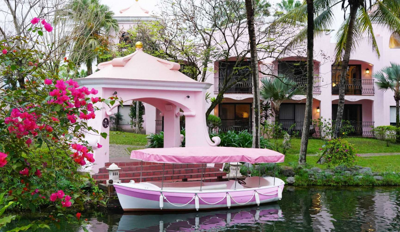 和閨密選擇「粉紅靚旅仕女住宿專案」，可入住粉紅別墅、搭乘粉紅遊艇、享有粉紅專屬碼頭。