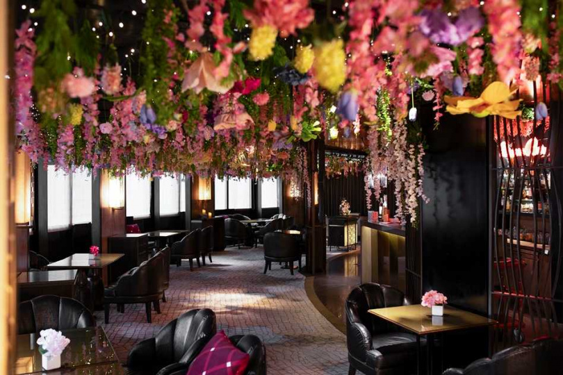 李白居酒廊用千朵花卉與植栽打造出絢爛花海。（圖／台北遠東香格里拉提供）