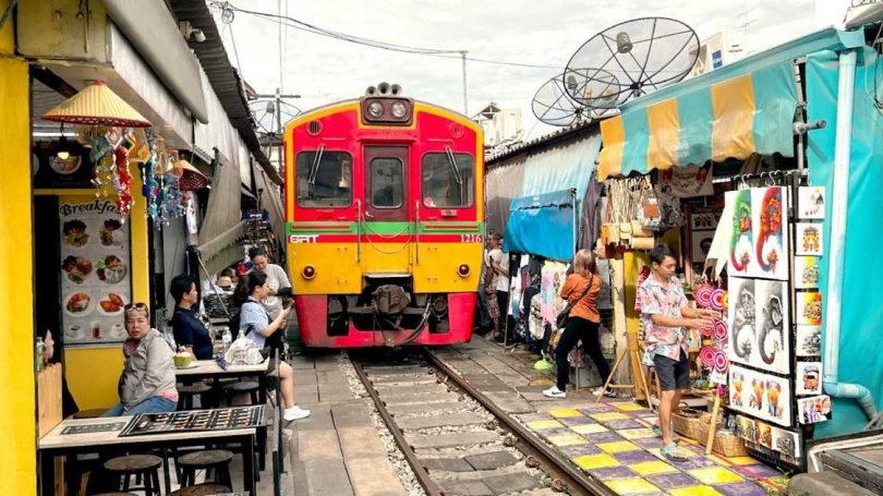 KKday針對泰國推出體驗行程買一送一起優惠，圖為曼谷美功鐵道＆水上市集一日遊。（圖／KKday提供）