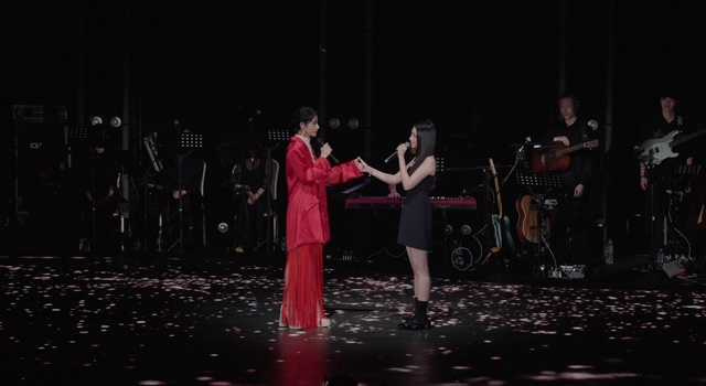 李千娜和女兒顧穎同台,兩人合唱〈打勾勾。(圖/寬宏藝術x環球音樂提供)