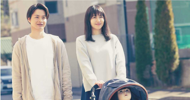 長澤雅美片中偶然在骨董市集裡買到跟過世女兒極為相似的人偶後,一家人逐漸被捲入難以解釋的驚悚事件中。(圖/華映提供)