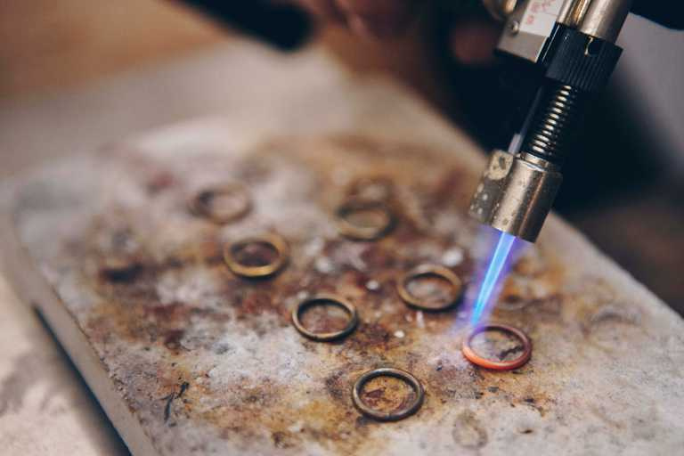 金工珠寶製作課程，包括金屬基礎塑形、敲擊質感、手工字樣、戒圈成形、琺瑯燒製、金屬拋光等手作步驟。（圖╱Lijma提供）