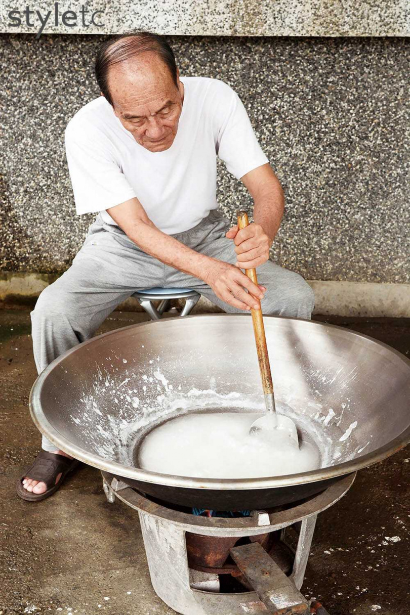 田丁福遵循老一輩的飲食智慧，帶動家人投入手工製鹽行列。（圖／品牌提供）