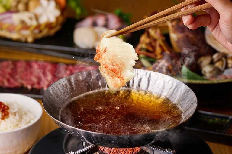 日本橋海鮮丼火鍋主打鮮美的南非黃金龍蝦。