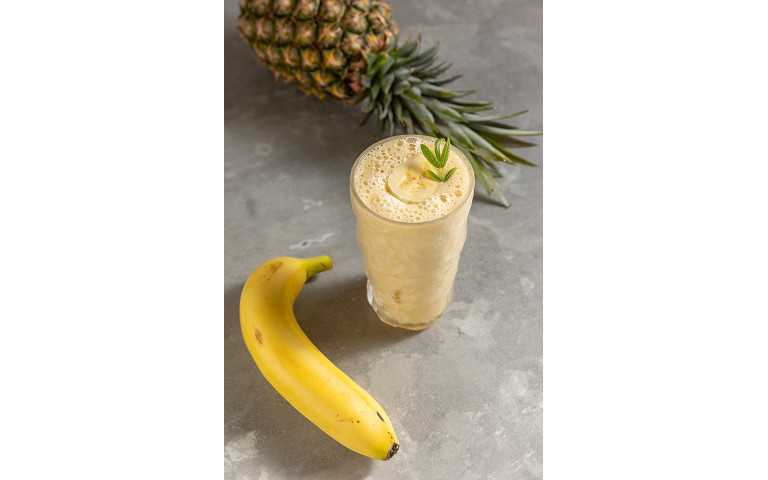 熟成香蕉加上其他水果打出來的果汁，呈現最天然的濃純香甜。