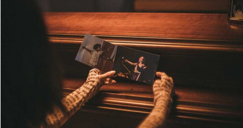 MV導演特別將閻奕格從小追尋音樂夢想的照片製作成相簿，讓她剛開拍眼淚就差點失守。（圖／華研國際提供）