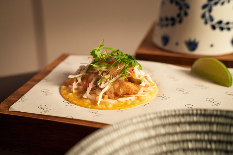 Clase Azul×Paul Lee 精心打造墨西哥風味下酒菜，炸鱈魚塔可佐魔鬼椒莎莎醬。