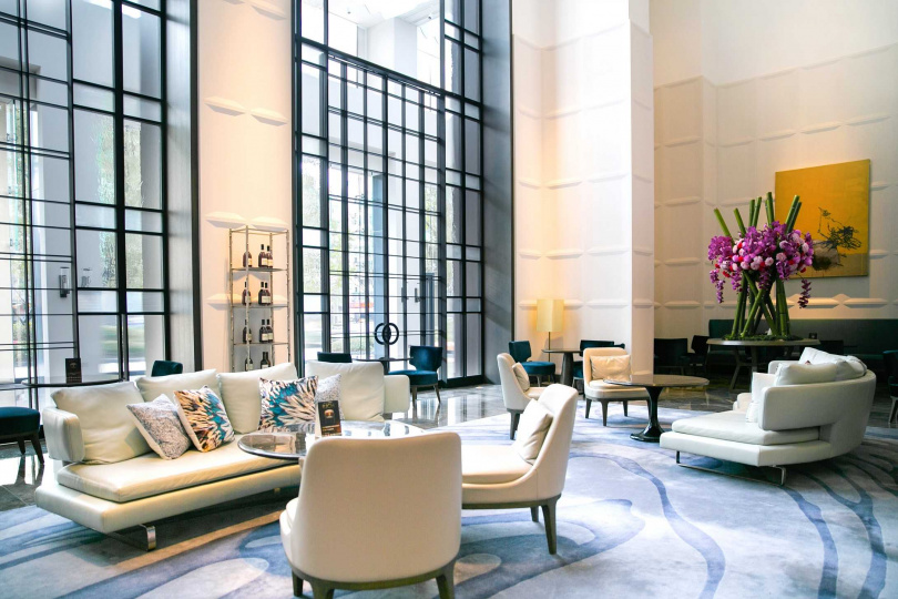 台北萬豪酒店Lobby Lounge，以挑高9米9與自然天光灑落的玻璃落地窗景成為台北貴婦圈午茶聚會首選。