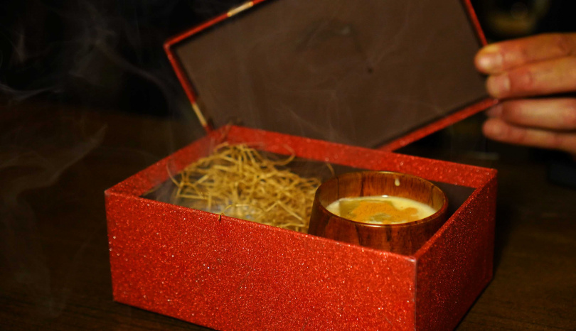 「查塔努加啾啾」上桌時會放在禮物盒中，並噴上莓果香味的特製煙霧，讓人開盒充滿驚喜。（450元，圖／魏妤靜攝）