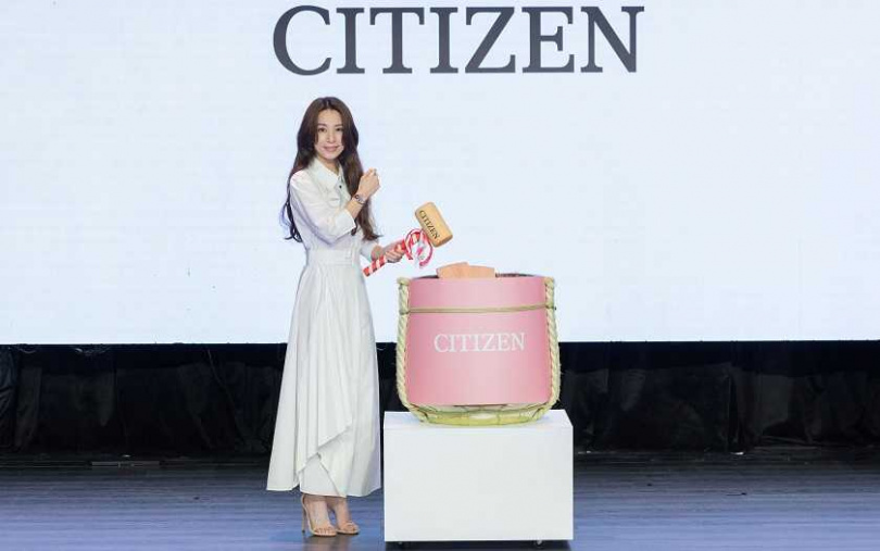 剛從法國玩回來的田馥甄，以一襲純白套裝搭配最新光動能錶款，優雅出席CITIZEN活動現場。（圖／品牌提供）