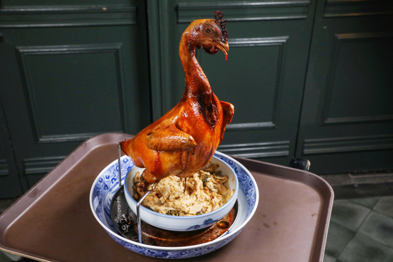 山海樓做掛爐燒雞的雞種特選「放山古早雞」，皮下脂肪層薄、口感紮實，接近早期台灣的放山雞。（圖／趙文彬攝）