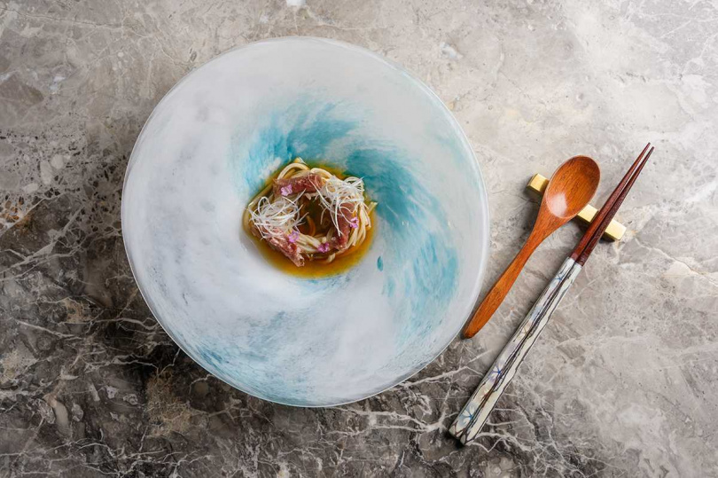 蘭餐廳情人節套餐可吃到佐藤清招牌菜色「SOBA」,除了點綴沖繩水雲、紫蘇及伊比利火腿,搭配的醬油冷湯與手工自製蕎麥麵香氣更相得益彰。(圖/Orchid蘭餐廳提供)