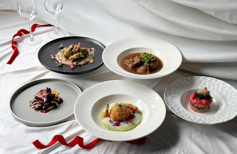 台中Moxy酒店於2/13至2/14推出情人節住房與餐飲專案,內含雙人享用的海陸情人節套餐。(圖/台中Moxy酒店提供)