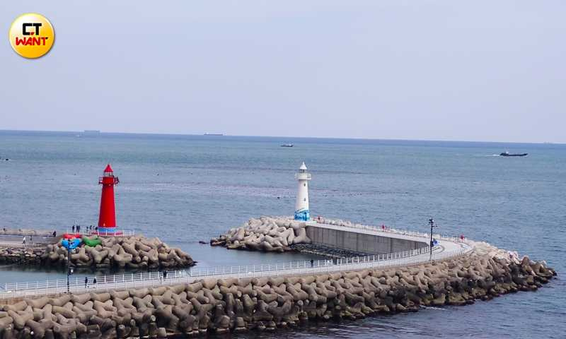 紅、白雙子燈塔是青沙浦的代表性地標。(圖/魏妤靜攝)