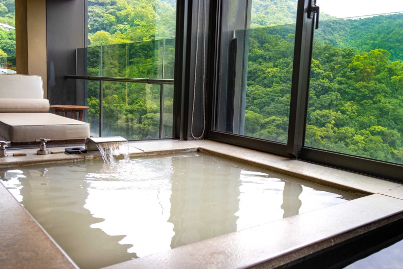 北投麗禧提供來自溫泉源頭硫磺谷純天然的白磺溫泉,55度C濃郁溫潤的乳白色湯質可洗去身心疲勞。(圖片提供/麗禧酒店)