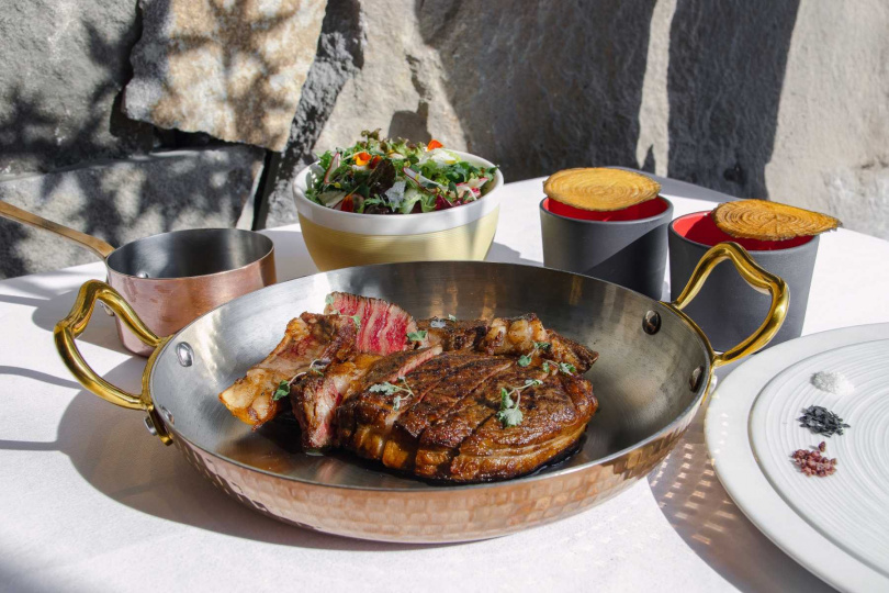 雙人主餐「雲林安格斯黑牛肋眼牛排」為雲林牧場直送肉質軟嫩純淨、毫無腥味。以經典工法煎烤鎖住香氣並充分靜置,成就馥郁迷人的香氣與純粹肉質風味。(圖片提供/麗禧酒店)