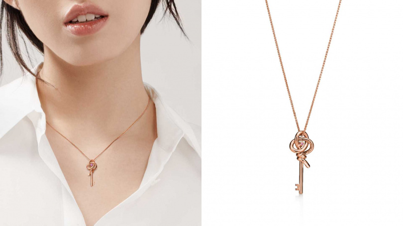 Tiffany Knot 迷你鑰匙鏈墜_18K玫瑰金鑲嵌粉紅藍寶石/參考價格約108,000元(圖/品牌提供)