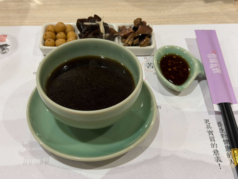 福慧根湯提倡「三碗湯」喝湯方式,從第一碗品味湯頭、第二碗感受食材,第三碗則細細享受完整滋味。(圖/加七攝)