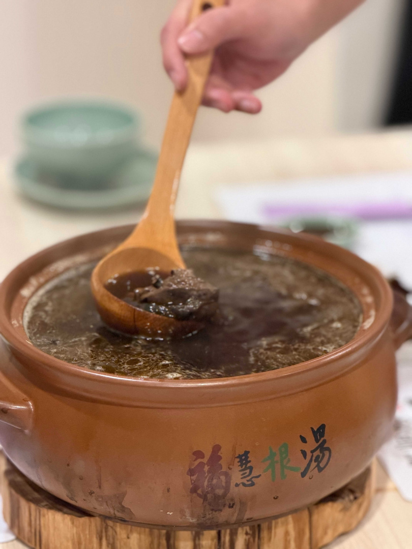 極品烏骨雞加入熬煮完成的根湯中,雞肉吸收濃郁湯底精華,呈現福慧根湯代表性的滋味。(圖/加七攝)