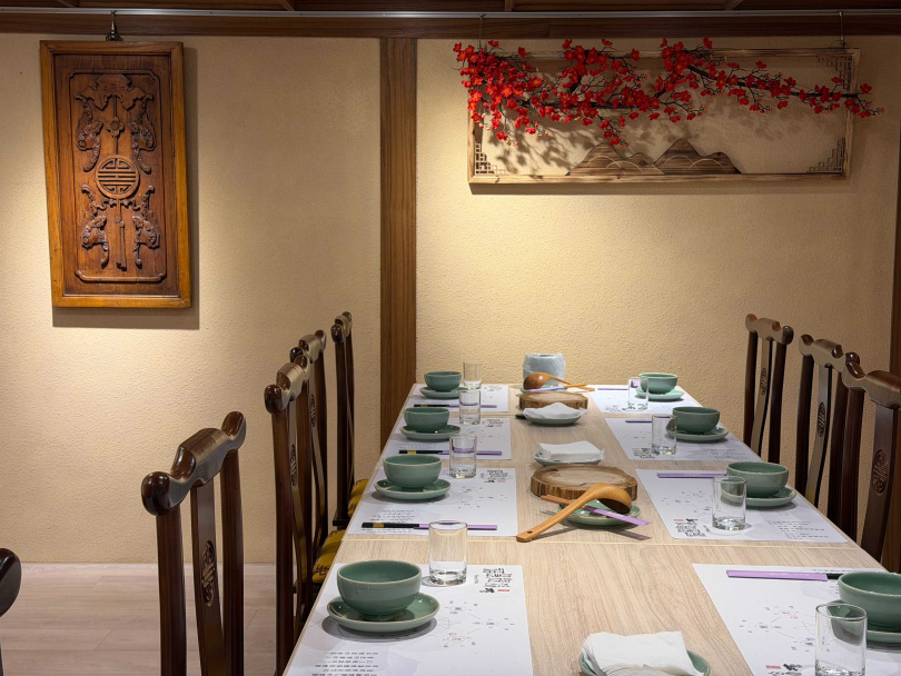 福慧根湯招牌根湯歷經45天製作,以50種漢方食材慢火熬煮,展現42年傳承的食養精神。(圖/加七攝)