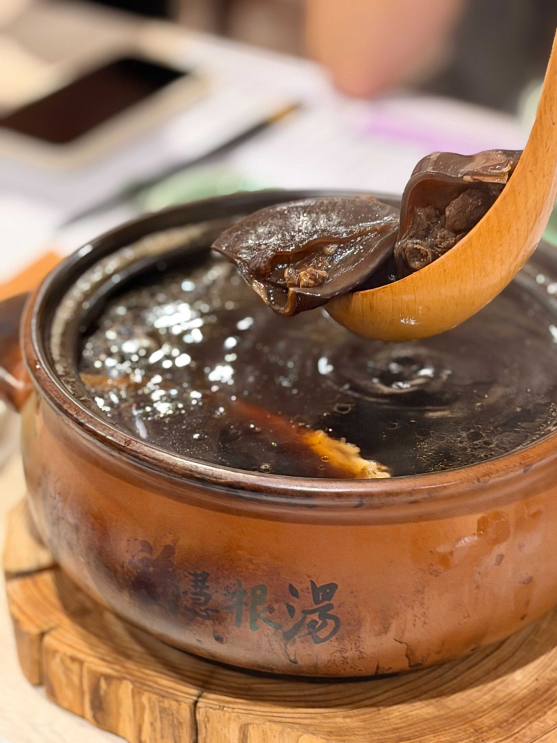 霸王別姬以600克甲魚搭配老母雞與根湯,豐厚湯底層次十足,是店內經典招牌料理之一。(圖/加七攝)